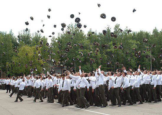 सुदूर पूर्वी उच्च सैन्य कमान स्कूल के सभी स्नातक पहले से ही अपने अधिकारी सेवा का स्थान जानते हैं