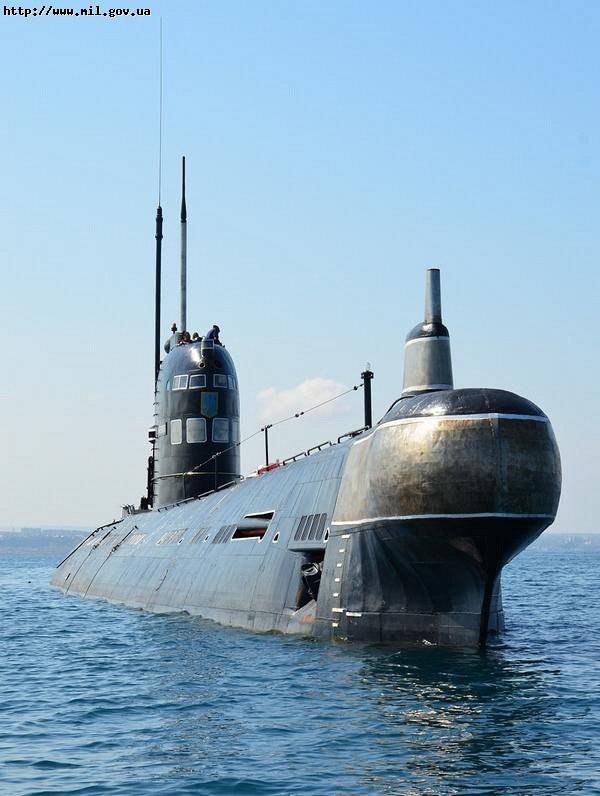 Zaporozhye submarino mergulhou na profundidade do periscópio