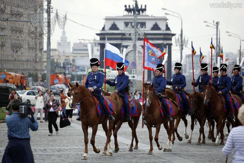 Jeopolitik mozaik: Rus Kazakları Paris'i almayacak ve Reykjavik'in mavi belediye başkanı elbise giymiş ve "Pussy Riot" u savunuyor