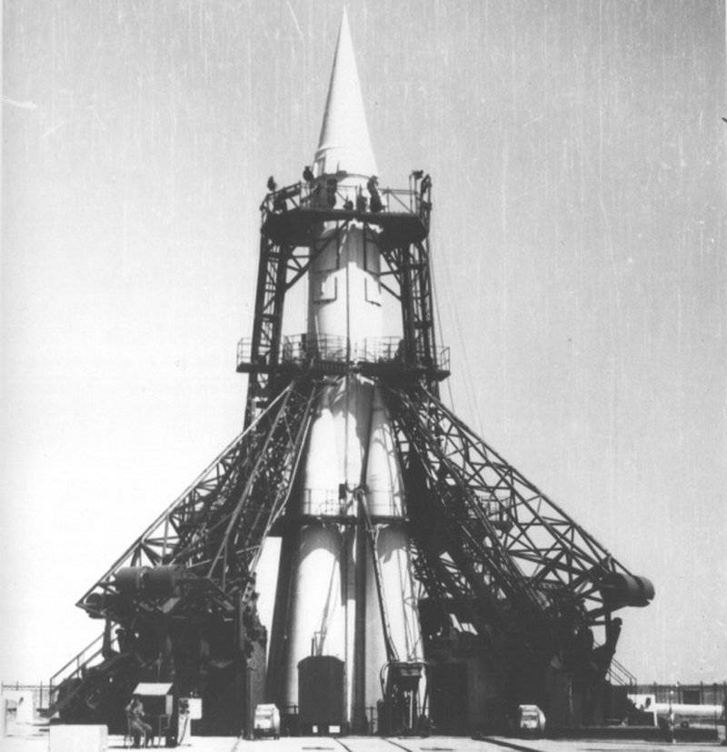 남자를위한 공간을 열어 준 R-7 로켓은 55 기념일을 기념합니다.