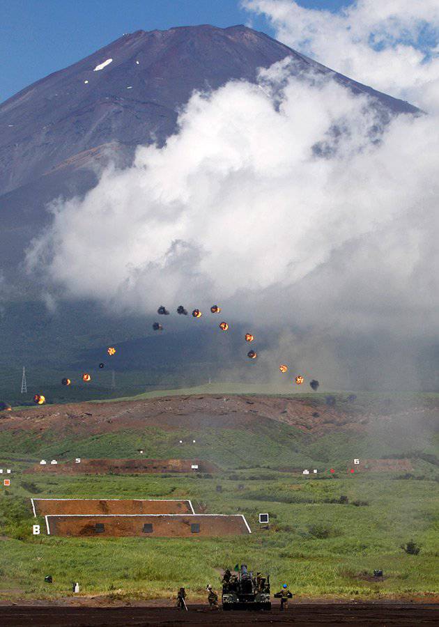 Forțele de autoapărare ale Japoniei exercițiu la Muntele Fuji