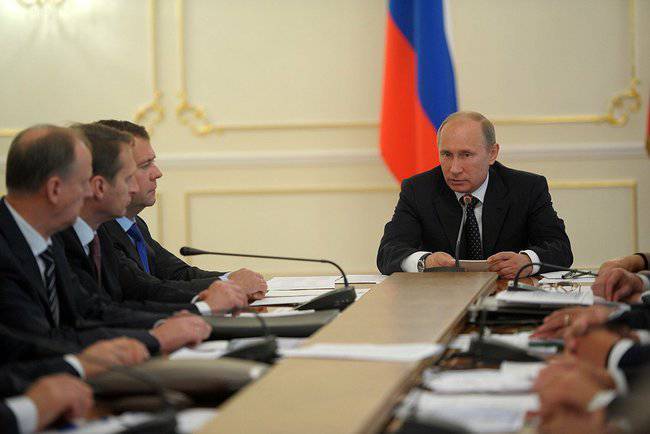 Vladimir Putin en una reunión del Consejo de Seguridad exigió aumentar la eficacia de las actividades de la industria de la defensa