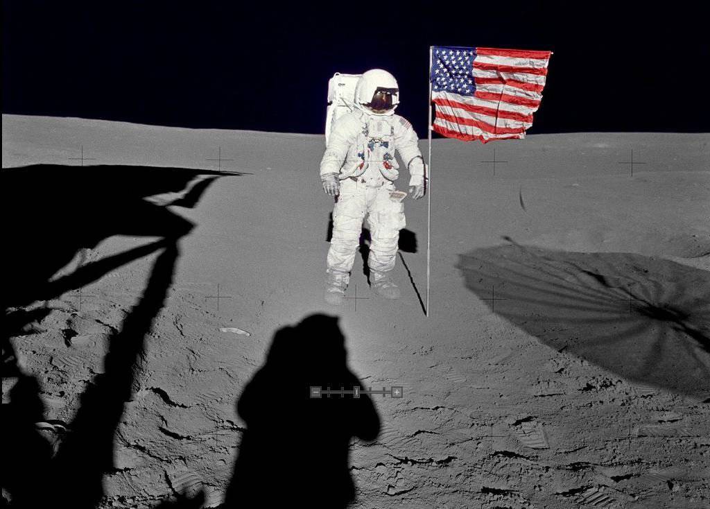Луна лет сша. Аполлон 14 на Луне. Флаг США на Луне. Космонавт на Луне. Американские космонавты на Луне.