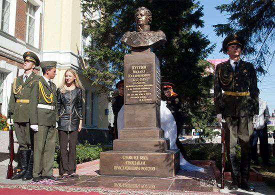 A inauguração do busto do Marechal de Campo Mikhail Kutuzov ocorreu em Novosibirsk