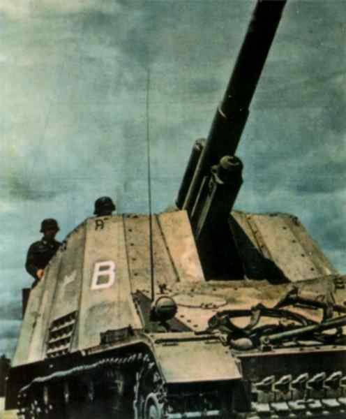Véhicules blindés de l'Allemagne pendant la Seconde Guerre mondiale. Obusier automoteur Hummel 150 mm (Bumblebee)