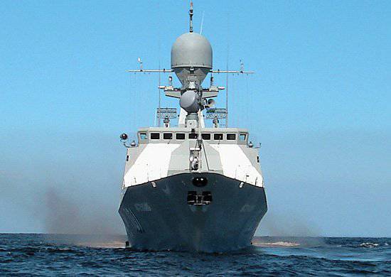 Kaspian laivaston pieni tykistöalus "Volgodonsk" valmistautuu ensimmäiseen suoralaukkuun