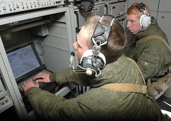 Signaalgevers van het oostelijke militaire district beheersen nieuwe uitrusting