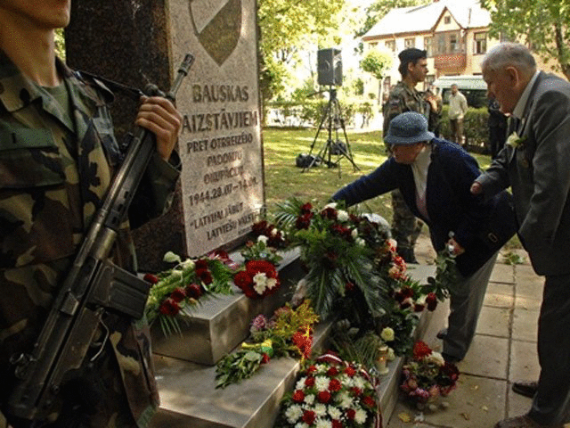 波罗的海国家的苏联入侵者保卫者纪念碑在拉脱维亚开幕-Waffen SS