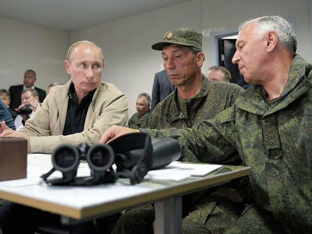 Оценив международную обстановку, Путин призвал военных "держать порох сухим"