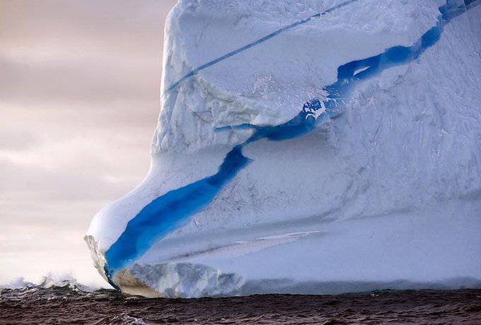 US tame icebergs to combat Russian submarines