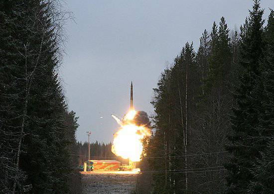 Ein erfolgreicher Start des Kampftrainings der Rakete RS-12M Topol wurde vom Kosmodrom Plesetsk aus durchgeführt