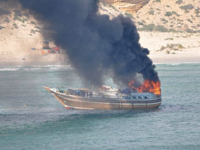 Na costa da Somália, os piratas bombardearam a nau capitânia da NATO
