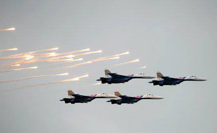 The aerobatic team "Russian Knights" after a six-year break again flashed skill in the sky over Zhuhai