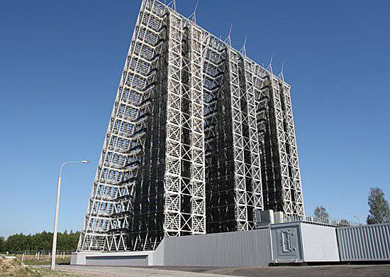 Een nieuw radarstation van de Aerospace Defense Troops ondergaat staatstests in het Krasnodar-gebied