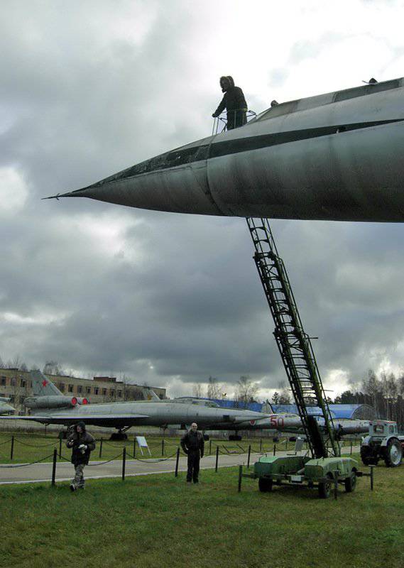 Musée à Monino. Début des travaux de restauration d'un bombardier M-50