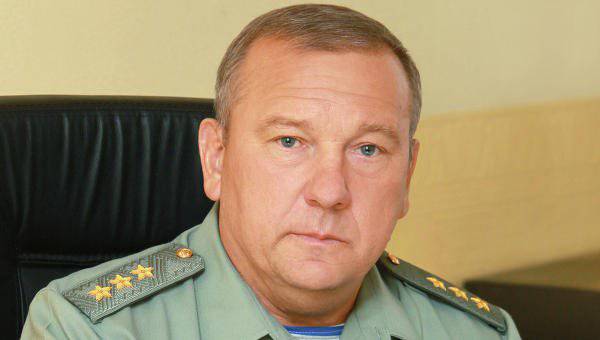 러시아 공군 부대 사령관은 현대 상사와 비 위임 된 장교를 비교했다.