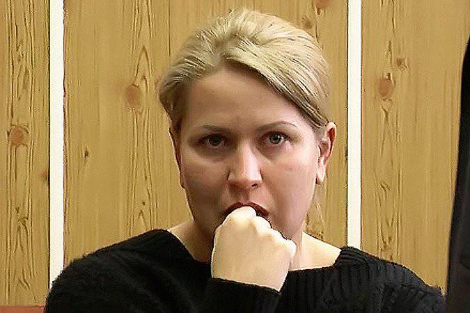Evgenia Vasilyeva는 집에서 수사관을 받고 있습니다.