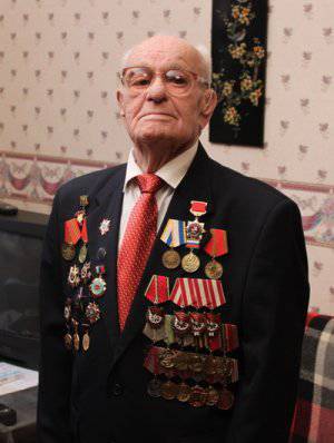 «Мы служим в разведке не год и не два…» «Мы служим в разведке не год и не два…»