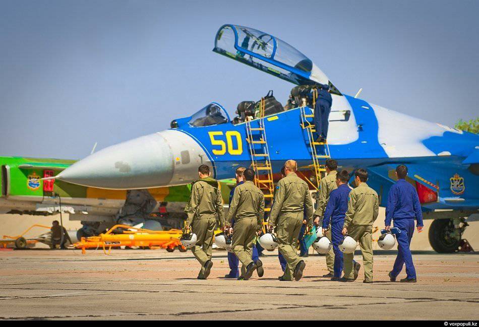 Сколько самолетов в казахстане. Су-27уб ВВС Казахстана. Су 27 2 пилота. Су-27 Казахстан. Военно воздушные силы.