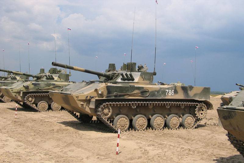 Russische Fallschirmjäger erhalten zu Beginn des 2013 des Jahres zum Testen 20 die neuesten Panzerfahrzeuge