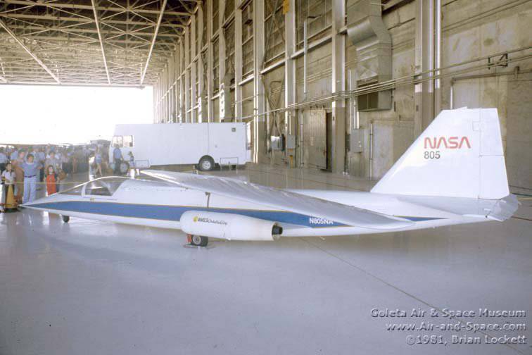 Aircraft AD-1 with wing asymmetrically variable sweep "scissors"
