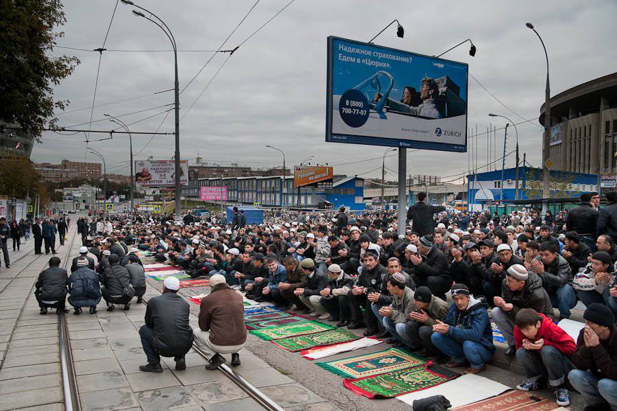 Мигранты в Москве. Толпа мигрантов. Мигранты молятся. Толпы мусульман в Москве.