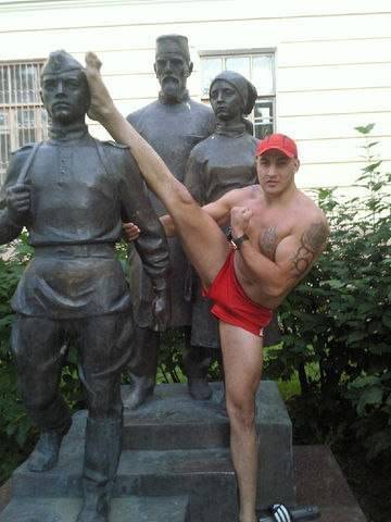 El kickboxer de Khakassky indignó el monumento a los soldados de la Gran Guerra Patria