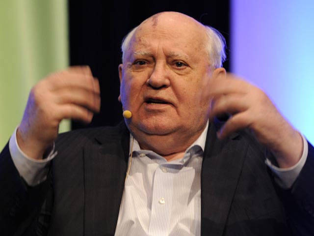 Mikhaïl Gorbatchev non reconstruit dans les bras de la publicité