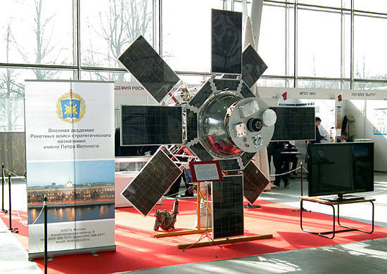 Academia Militar RVSN apresentado na exposição "Archimedes-2013" invenções de seus cientistas