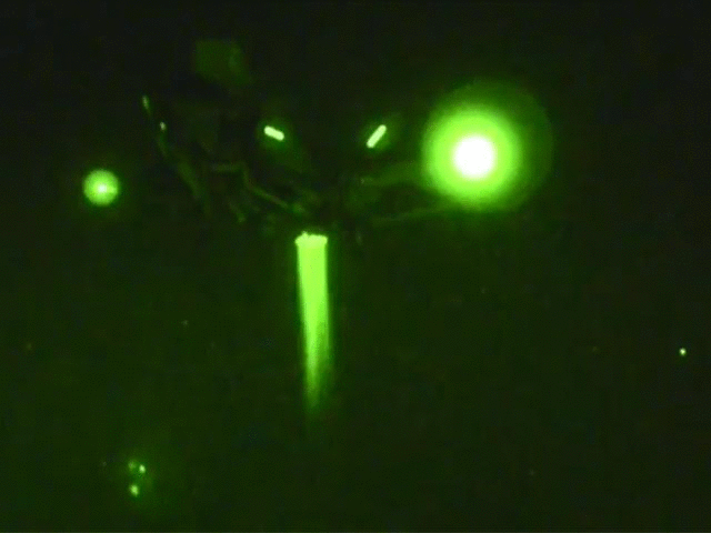 미국 전투기 F-35V가 밤에 수직 착륙했다.
