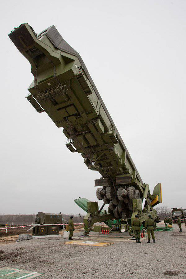 Transport et chargement dans la mine d'un missile balistique intercontinental du complexe de fusées de la génération 5 RT-2PM2 Topol-M