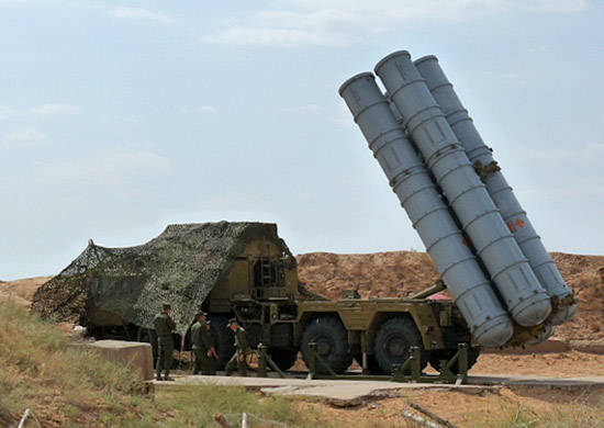 Doğu Kazakistan bölgesinin Silahlı Kuvvetleri ordularının uçaksavar füze alayı, Ashuluk eğitim sahasında başarılı bir şekilde ateş açılmasını sağladı.