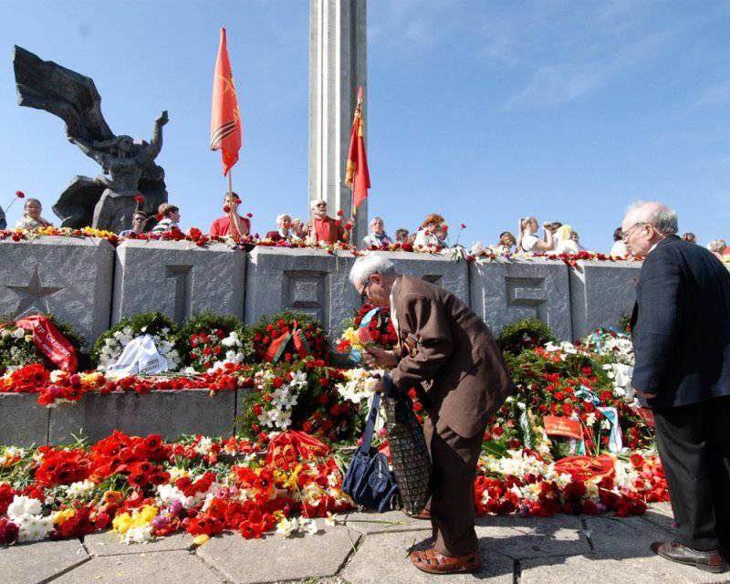 Советским ветеранам в Латвии разрешили в День Победы носить ордена