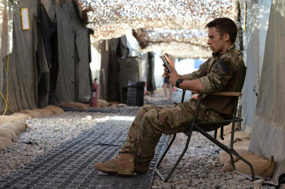 Солдаты живут читать. Афганистан Повседневная жизнь. Сельская жизнь Афганистана. Афганский военный ковёр. Свитер военнослужащих в Афганистане.