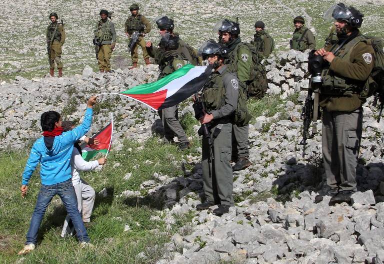 Israeli military jails Palestinian children and mocks them