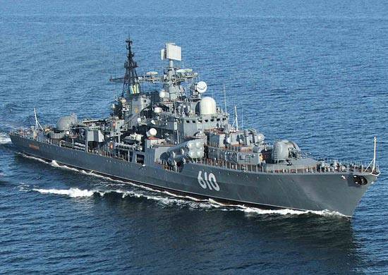 La nave ammiraglia dello squadrone della flotta del Baltico "Persistente" si diresse verso Kronstadt per partecipare alla parata dedicata all'anniversario 310 della flotta