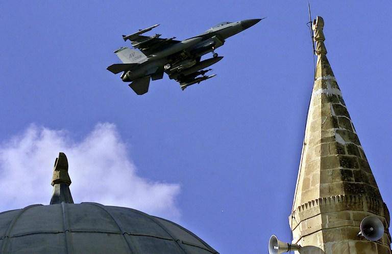 土耳其战斗机在与叙利亚的边界附近坠毁