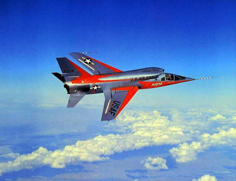 Экспериментальный истребитель F-107А «Ultra Sabre» (США)