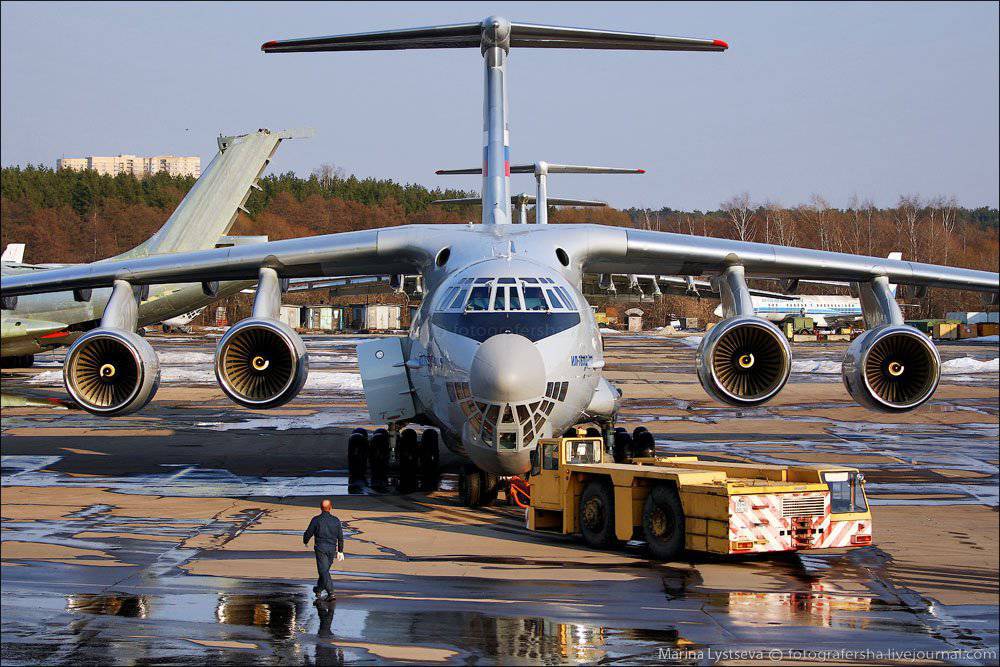 Сколько двигателей у ил 76. Ил-76мд-90а. Ил 76 МД. Транспортный самолёт ил-76. Ил-76мд-90а дальность.