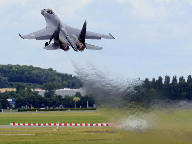 初めての海外：ロシアのSu-35SがLe Bourgetの航空ショーでエアロバティックを見せた。