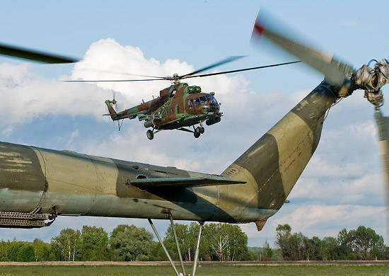 Sobre o pessoal militar 200 e as unidades 20 de equipamentos especiais do Distrito Militar Central atraídos para a desminagem do aterro perto de Samara