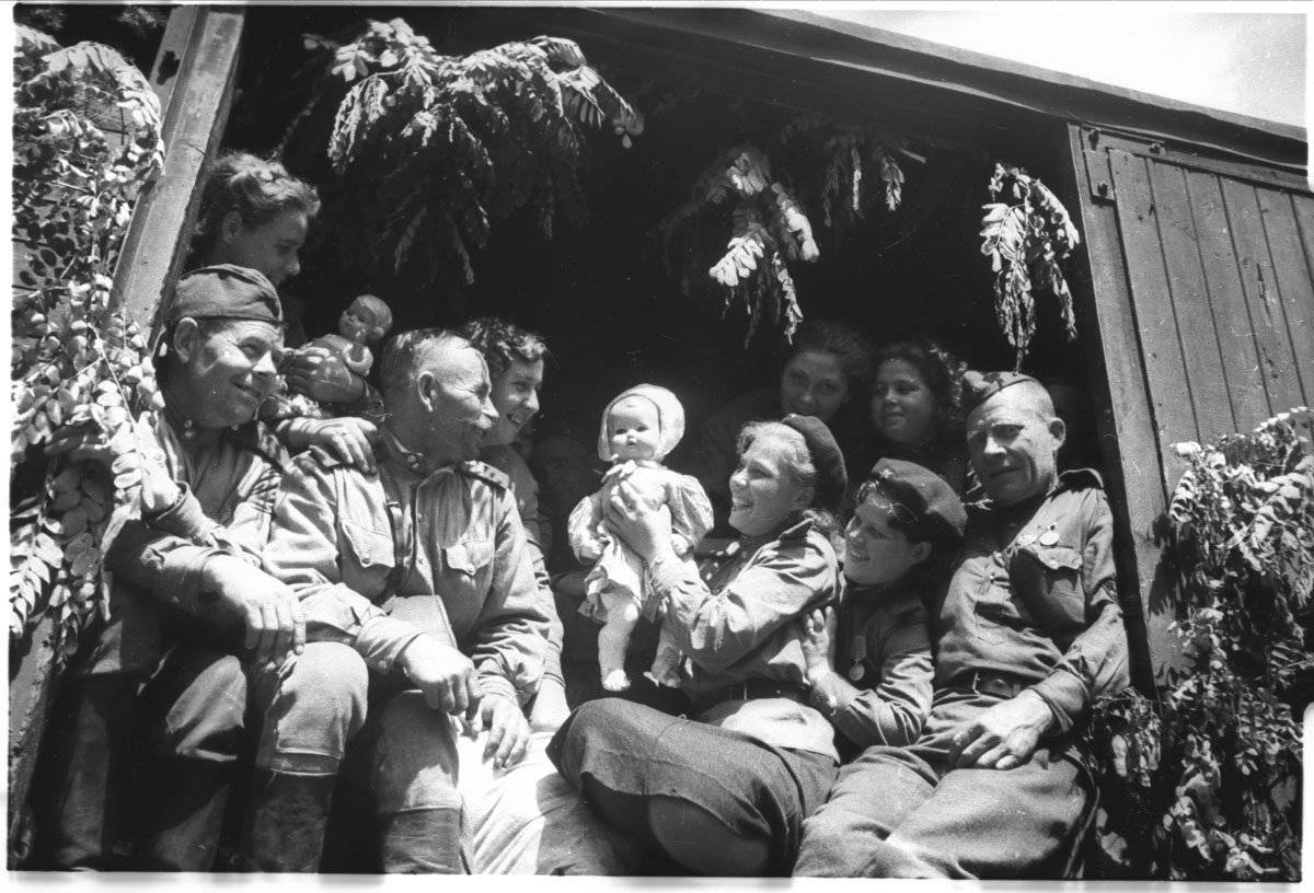 Советские солдаты 1945 победа. Эшелон Победы 1945. Встреча солдат после войны 1945. Возвращение солдата ВОВ 1941-1945.