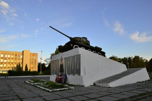 In Kandalaksha wurde zuerst das Denkmal des Großen Vaterländischen Krieges geschrieben und niedergebrannt