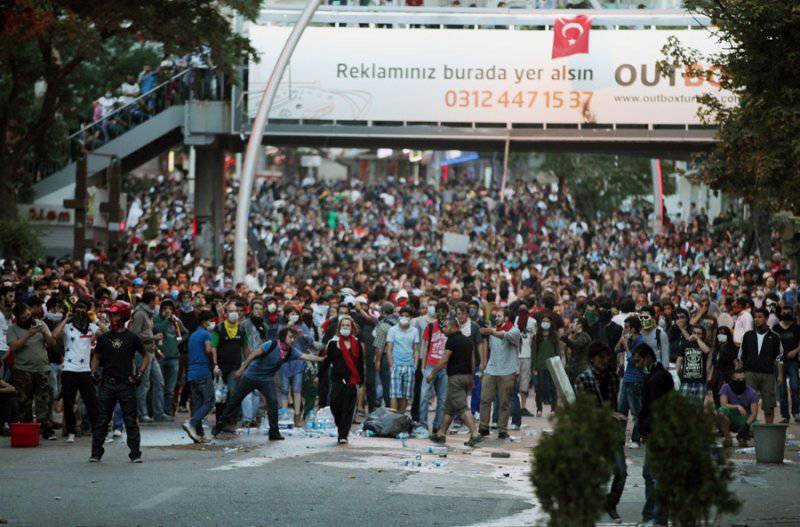 Турция: сошлись борцы за демократию
