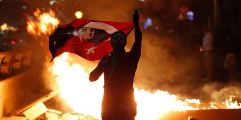 Турция: сошлись борцы за демократию