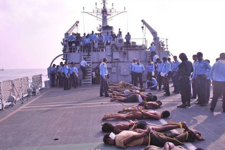 Нападение на судно. Пираты 21 века Сомали. Сомалийские пираты 2008. Морские пираты Сомали. Захват корабля пиратами Сомали.