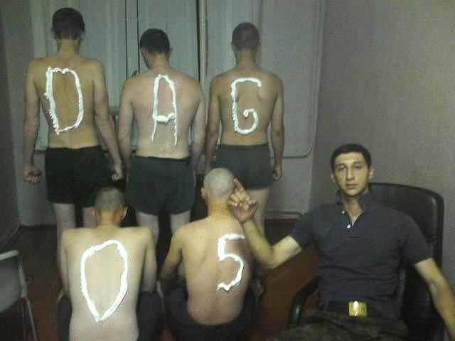 Những người lính bị kết tội viết "Dag 05" và "Buryat" trên lưng đồng nghiệp ở Lãnh thổ Altai