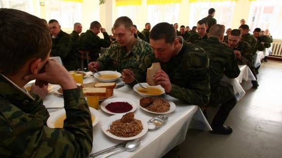 군대의 러시아 병사가 뚱뚱해지다.