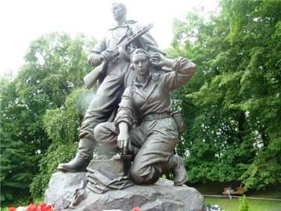 En Kaliningrado, abrió un monumento construido sobre remedios populares para los soldados de inteligencia.