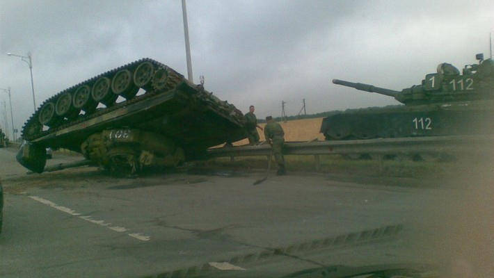 Um tanque caiu na estrada em Kazan